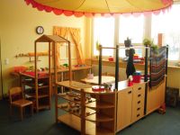 Rollenspielraum mit Regalen