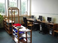 Computerraum mit PCs und Regalen