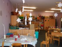 Kreativzimmer TIsche Stühle Sterne